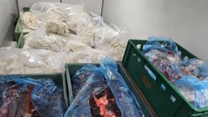 Carne bovina trasportata senza refrigerazione: sequestro di 1.500 chili, denunciato un autista