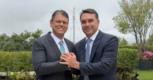 Tarcísio faz gesto a Flávio Bolsonaro e o chama de futuro presidente