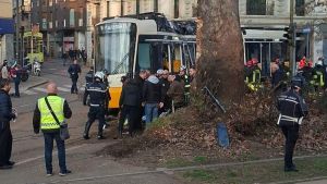 Tram deragliato a Milano, un morto e diversi feriti: gli aggiornamenti in diretta