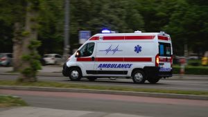 Direktan sudar kod Kaća: Četvoro povređeno, jedno vozilo završilo u jarku