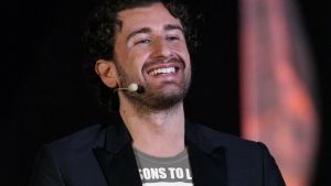 Chi è Alessandro Siani, Carlo Conti gioca l'asso nella serata cover