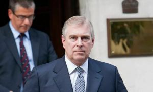 Andrew Mountbatten - Windsor osramočeni princ britanske kraljeve družine