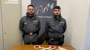 Girava con mezzo chilo di hashish: ragazzo arrestato dalla Finanza