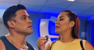 Christian Domínguez dijo que Karla Tarazona lleva en su cartera una foto y una prenda de él