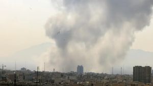 Usa e Israele attaccano l’Iran, Teheran risponde con missili sulle basi americane