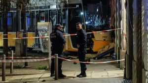 Ferdinando e Abdou sbalzati fuori dal tram dopo lo spaventoso urto contro il palazzo /