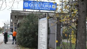 Investe tre persone e poi si costituisce: arrestata per tentato omicidio