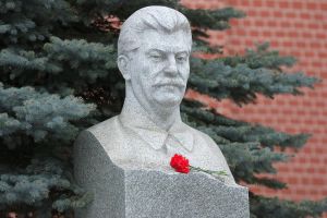 В найденных подлинных мемуарах Аллилуевой прямой намек на убийство Сталина