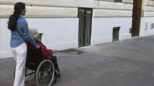 Nel Pordenonese le badanti sventano sei truffe agli anziani che curano