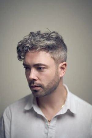 James ist jung und verloren, doch dann, verspricht das Buch „Öffnet sich der Himmel“