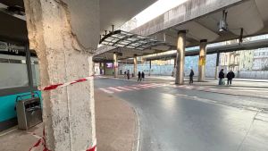 Autista sbaglia manovra e la corriera finisce contro una colonna in autostazione a Udine