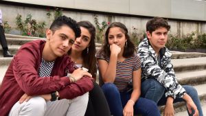 Jóvenes y niños llevan del bulto