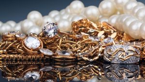 Faccia a faccia con i ladri, spariti 200mila euro in gioielli. Maxi furto in viale Pepoli