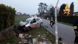 Abbatte un lampione e finisce contro una recinzione: automobilista grave