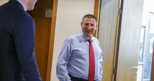 Задача за трети клас: защо е целият този театър за запазването на Борислав Сарафов?