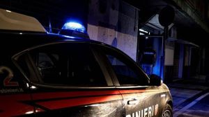 Gli spezzano i polsi