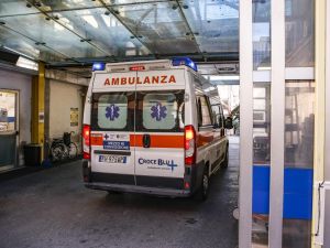 Diciannovenne accoltellato