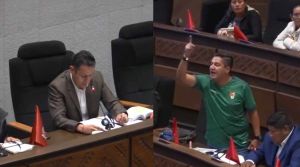 Cruce por uso de la palabra y disculpas de Lara marcan sesión; ministro no asiste a interpelación