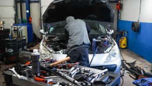 In Veneto sempre più auto, ma chi le ripara? La crisi senza fine di meccanici e gommisti