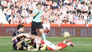 Una emergencia médica obliga a detener el partido del Sporting a los cuatro minutos