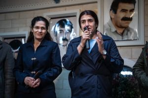 « Porter les armes servait à protéger notre terre et notre existence en tant que femmes » : à Paris, Rohilat Afrin et Ilham Ahmed portent la voix du peuple kurde