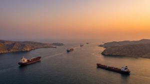 Иран закрывает пролив