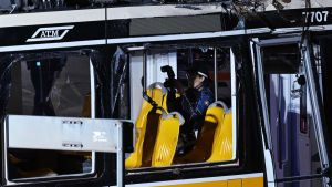 Tram deragliato a Milano, la botta al piede, mezz’ora di dolore e il mancamento. Il racconto del tramviere e le telecamere al setaccio