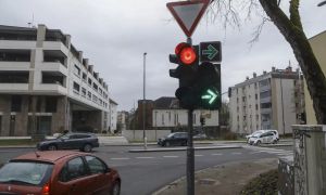 Ali je voženj skozi rdečo luč res več?