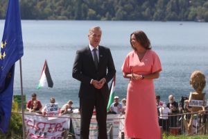 (PISMO BRALCA) Potegnimo črto pod zunanjo politiko