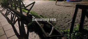 Η πεσµένη περίφραξη της παιδικής χαράς στη Σαµπιονάρα