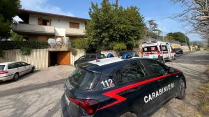 Badante trovato morto a Pesaro, il suo assistito sotto al letto in stato di choc: è giallo