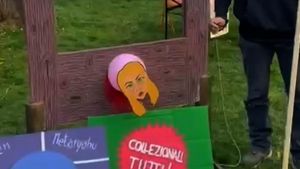 Giorgia Meloni ‘decapitata’ con la ghigliottina: choc al Carnevale Popolare di Reggio Emilia