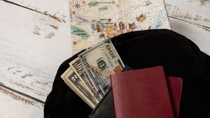 Viagem em 2026: como economizar na compra de dólar (USD) para viajar