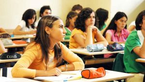 Scuola, la geografia delle iscrizioni: un lombardo su due sceglie il liceo, i professionali guadagnano terreno