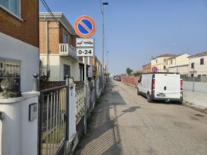Divieti in via Bonetti a Ferrara, i residenti: «Parcheggiare è impossibile»