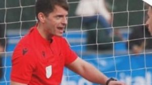 El árbitro que abrazó a un portero: Un detalle para reconciliarse con el fútbol
