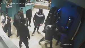 Raid in un bar di Arzano, rissa e fuga nella notte: arrestati tre giovani,