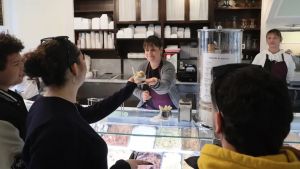 Riaprono le gelaterie di Trieste, aumentano i gusti ma anche i prezzi: 2,30 euro a pallina