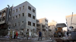 (FOTO, VIDEO) SAD i Izrael nastavljaju udare po Iranu: Tramp najavljuje „veliki talas“ napada dok Iranci gađaju američke ambasade