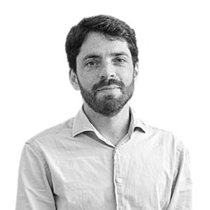 “Trago uma pedra no bolso”