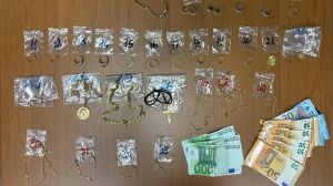 Truffa del finto carabiniere, fermata un’auto sospetta: a bordo anche una donna incinta, nascondeva i gioielli rubati sotto i vestiti