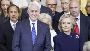 (VIDEO) Bil priznao „masažu leđa“, Hilari lupila rukom o sto: Objavljeni snimci svedočenja Klintonovih pred Kongresom