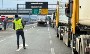 Avtoprevozniki v BiH znova grozijo z blokado mejnih prehodov