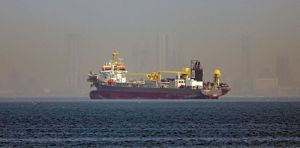 La guerra en Oriente Medio hace subir los precios del petróleo y golpea la economía mundial, pero todavía no es una crisis