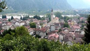 Chiude il negozio di alimentari: pulmino gratuito per chi deve andare a fare la spesa fuori dal paese