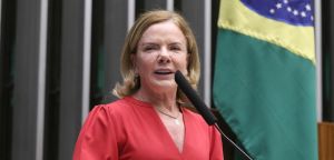 Gleisi cobra explicações após bolsonaristas voarem no Master