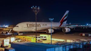 Dubai, salta l’hub dei voli tra Europa e Asia: passeggeri nella trappola dei rimborsi. Solo Emirates perde 100 milioni al giorno