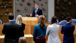 Minister Berendsen krijgt van links en rechts kritiek: te slap of te weinig principieel over Iran