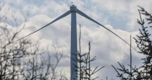 Blade falls off wind turbine - you can predict the reaction