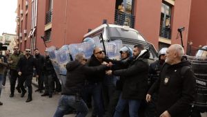 America's Cup, tensione a Bagnoli prima del Consiglio comunale. Attivisti sfondano transenne, poliziotto ferito. Fermato un manifestante